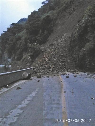 网友拍摄的318国道天全段塌方现场视频截图 网友拍摄的318国道天全段塌方现场视频截图