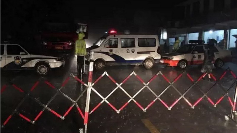 警察凌晨封路 警察凌晨封路