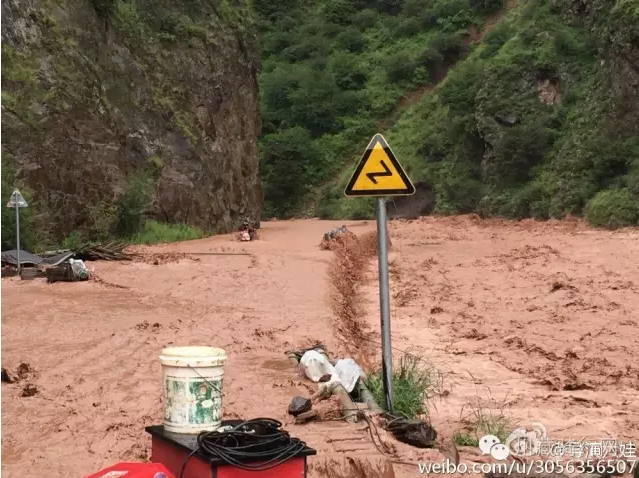 泥水淹没路面 泥水淹没路面