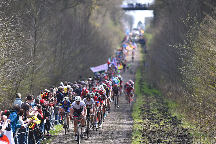 在Zipp303征服了巴黎鲁贝赛之前,车手们认为鹅卵石赛就应该用框高20毫米,32孔的铝合金手编轮 在Zipp303征服了巴黎鲁贝赛之前,车手们认为鹅卵石赛就应该用框高20毫米,32孔的铝合金手编轮