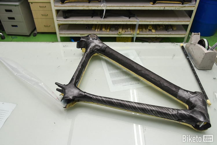 80年代末碳纤维被带入了量产自行车之中,而世界自行车的生产中心也慢慢从欧洲转移到了亚洲 。 80年代末碳纤维被带入了量产自行车之中,而世界自行车的生产中心也慢慢从欧洲转移到了亚洲 。