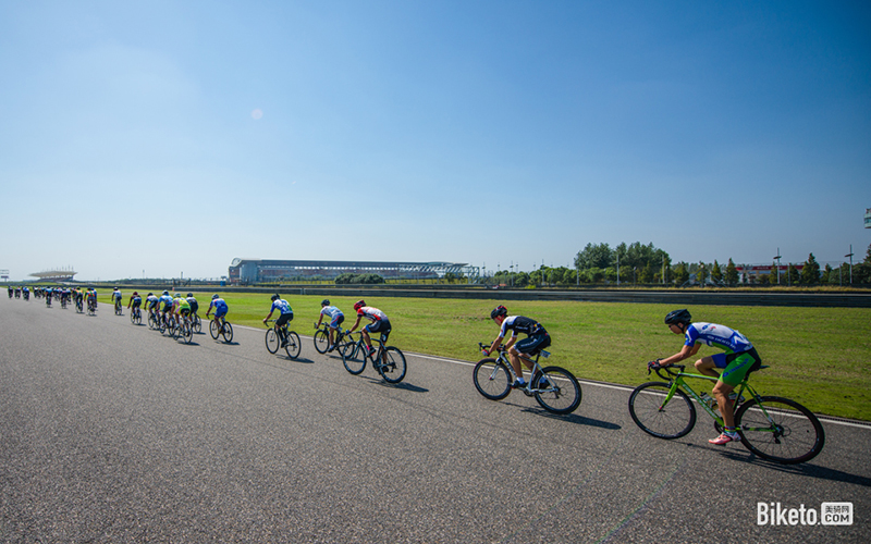 ����,����