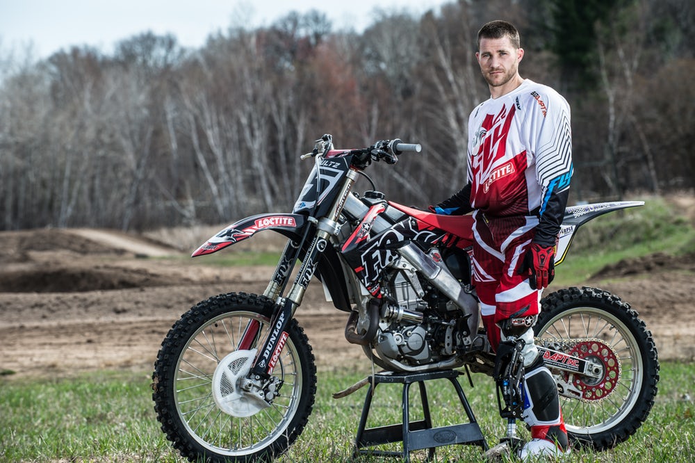 《美骑快讯》:他用FOX避震器做义肢 重新回到