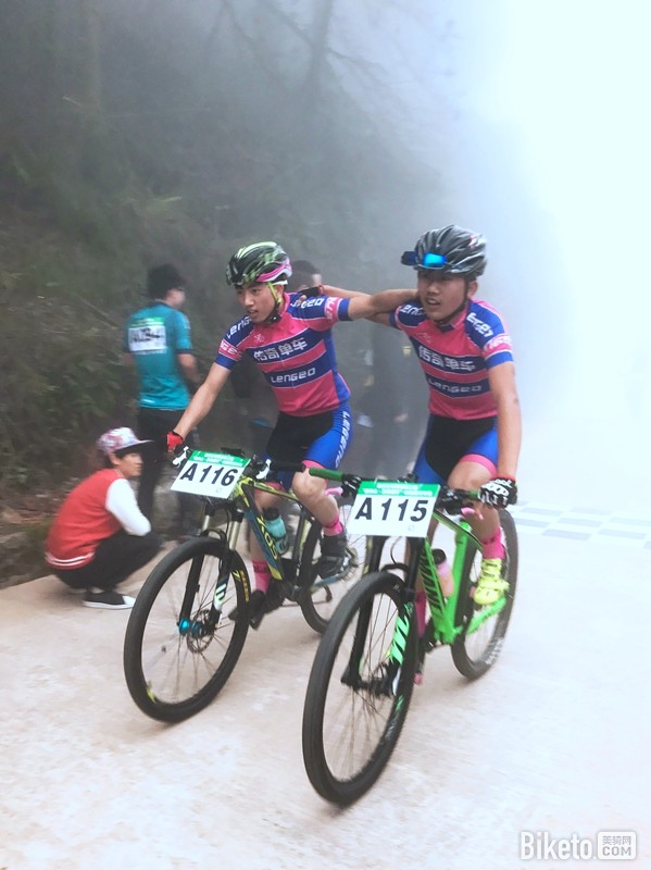 我们是亲兄弟,一起长大,一起骑车,一起参赛,也想一起上美骑网。也是送哥哥的一份生日礼物吧.jpg 我们是亲兄弟,一起长大,一起骑车,一起参赛,也想一起上美骑网。也是送哥哥的一份生日礼物吧.jpg