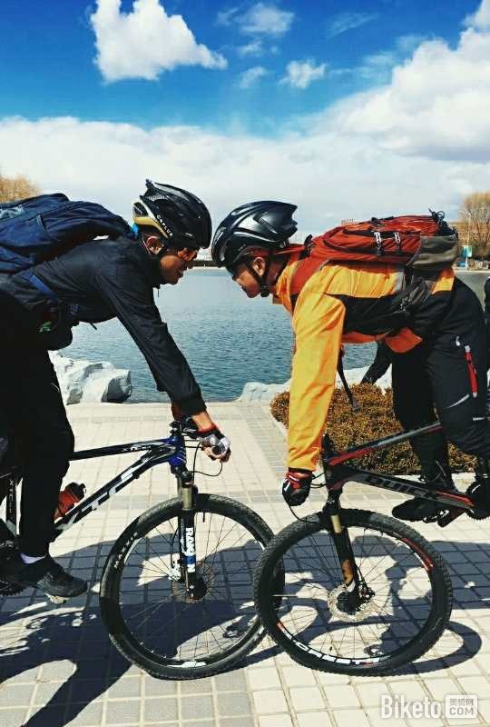 是骑行,让我们的生活不再只有朝九晚五的周而复始。 是骑行,让我们感受到新鲜和刺激,觉得自己正变得年轻。 是骑行,让我们的青春以另一种的方式灿烂。 是骑行,让我们坚韧,从哪摔倒就一定要从哪里爬起来,激发自己最深的潜能。 我们如此热爱,只因为它是骑行,就这么简单.jpg 是骑行,让我们的生活不再只有朝九晚五的周而复始。 是骑行,让我们感受到新鲜和刺激,觉得自己正变得年轻。 是骑行,让我们的青春以另一种的方式灿烂。 是骑行,让我们坚韧,从哪摔倒就一定要从哪里爬起来,激发自己最深的潜能。 我们如此热爱,只因为它是骑行,就这么简单.jpg