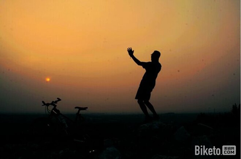 骑车就像是人生,迷茫,信仰,希望,执着,乐观,勇敢,坚持,再次踏车征途。中间有过等待,有过埋怨,穿梭在雨中,快乐中有过追逐。骑行路上不孤寂,相聚在路上的骑友更洒脱,相互帮助,支持和鼓励,就连小憩也是一种心境。骑行在路上有时候需要自己去品味,然后发现平日里少见的美。祝我,祝我的骑友们,祝所有的骑士们,骑行快乐。13031780123.jpg 骑车就像是人生,迷茫,信仰,希望,执着,乐观,勇敢,坚持,再次踏车征途。中间有过等待,有过埋怨,穿梭在雨中,快乐中有过追逐。骑行路上不孤寂,相聚在路上的骑友更洒脱,相互帮助,支持和鼓励,就连小憩也是一种心境。骑行在路上有时候需要自己去品味,然后发现平日里少见的美。祝我,祝我的骑友们,祝所有的骑士们,骑行快乐。13031780123.jpg