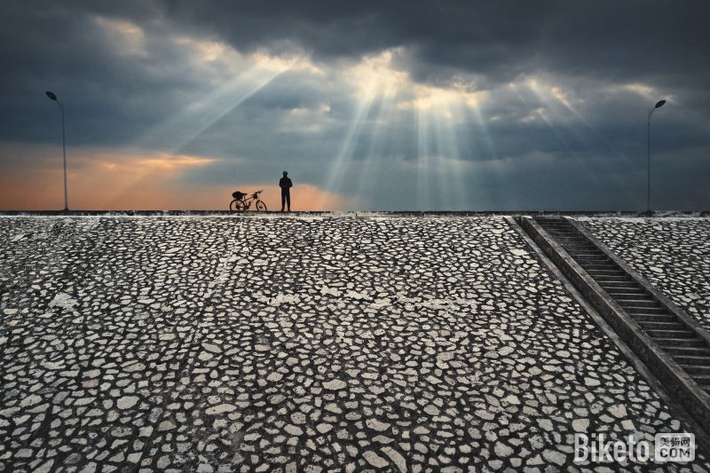 作为一名摄影师,一直苦恼于一个人骑行时没人帮我拍照,直到有了无人机大杀器,各种逼格满满的航拍照片,可以称霸朋友圈啦。15118162132.jpg 作为一名摄影师,一直苦恼于一个人骑行时没人帮我拍照,直到有了无人机大杀器,各种逼格满满的航拍照片,可以称霸朋友圈啦。15118162132.jpg