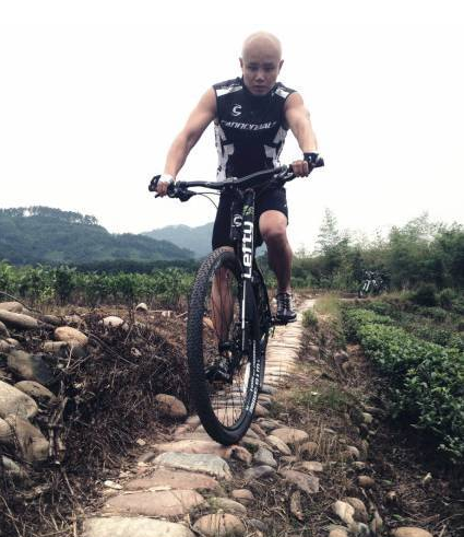 例如专注玩山地的乐嘉。 例如专注玩山地的乐嘉。