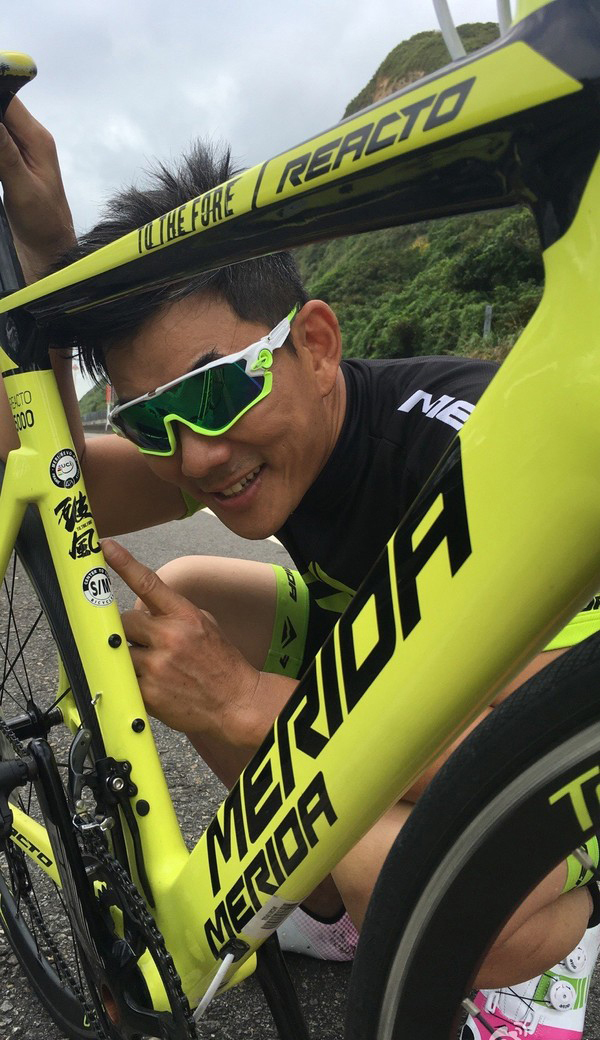 例如骑过美利达又骑过捷安特的任贤齐,他骑公路车的形象甚至出现在了自己的MV里。 例如骑过美利达又骑过捷安特的任贤齐,他骑公路车的形象甚至出现在了自己的MV里。