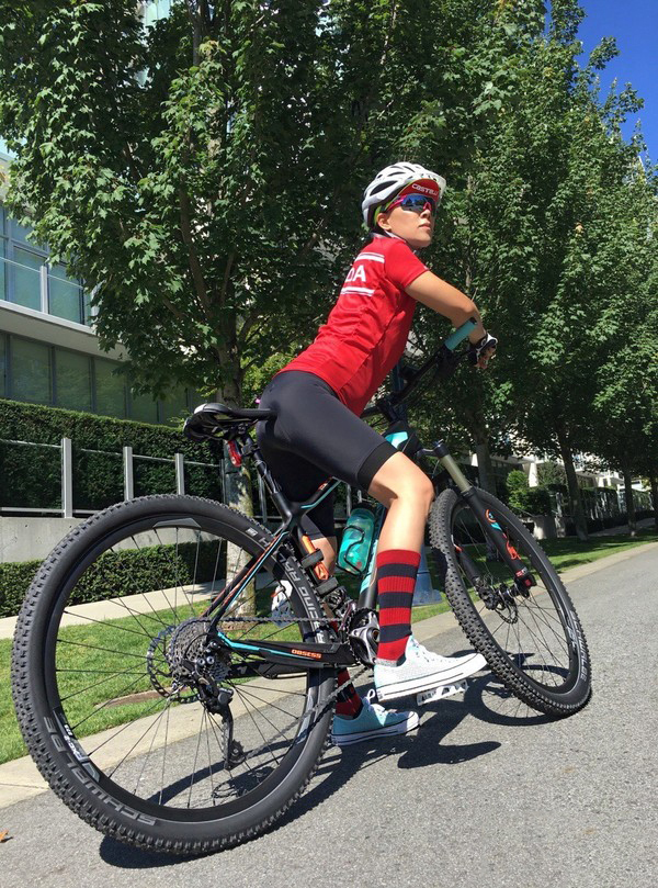 例如不时出没于北京高端车店AITA CYCLE,无论买山地车、公路车还是人身装备都买最顶级的品牌的那英。 例如不时出没于北京高端车店AITA CYCLE,无论买山地车、公路车还是人身装备都买最顶级的品牌的那英。