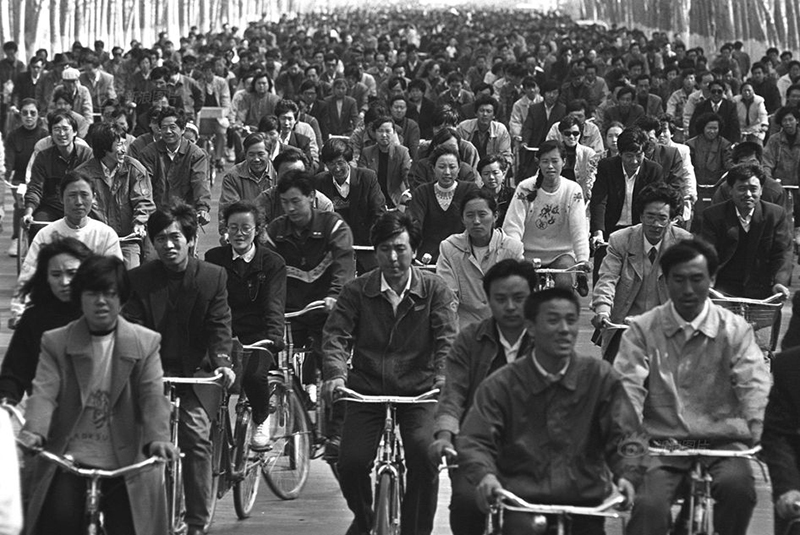 中国人的经济水平提高了,却不愿意买自行车了。 中国人的经济水平提高了,却不愿意买自行车了。