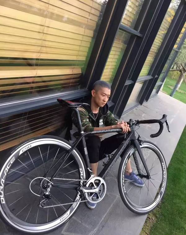 例如在北京infini自行车公园里耍帅的相声演员曹云金。 例如在北京infini自行车公园里耍帅的相声演员曹云金。