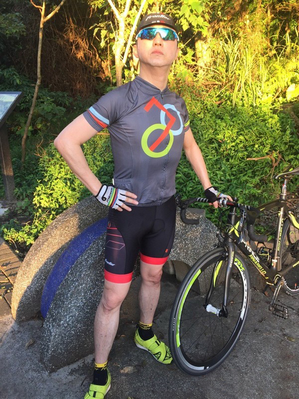 又例如每次骑车都拍逗比照的庚澄庆。 又例如每次骑车都拍逗比照的庚澄庆。