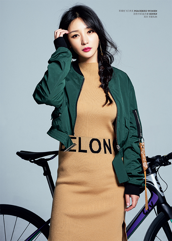 ����ЯLiv��·������־ չ�ֽ���Ů������