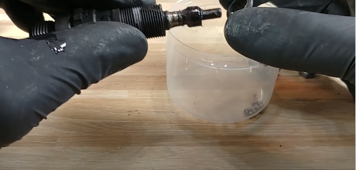 拆下滚珠、隔片.png 拆下滚珠、隔片.png