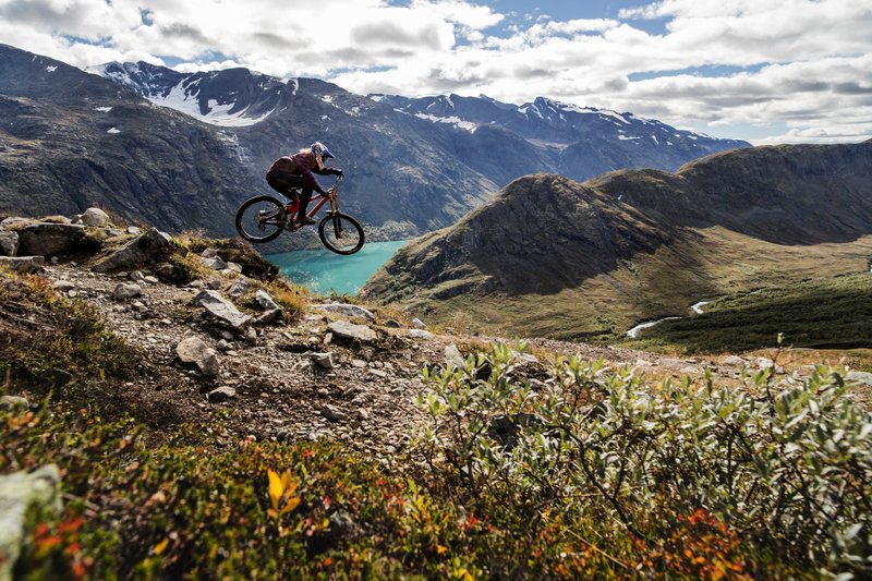 一失足成千古恨!速降车手挑战挪威贝斯山脊 - 