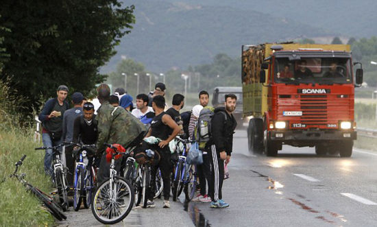 许多移民被禁止乘坐公共交通工具,这意味着他们只能骑自行车。 许多移民被禁止乘坐公共交通工具,这意味着他们只能骑自行车。
