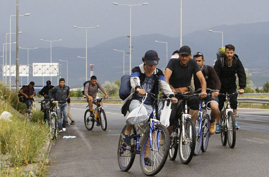 许多马其顿民众沿着希腊边境设立摊位,以160美元到225美元的价格向移民们出售自行车。 许多马其顿民众沿着希腊边境设立摊位,以160美元到225美元的价格向移民们出售自行车。