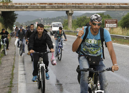 偷渡新技能get 西亚难民骑自行车穿越欧洲 偷渡新技能get 西亚难民骑自行车穿越欧洲