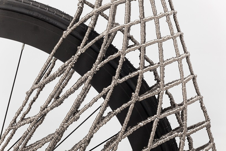 代尔夫特理工大学的学生与MX3D公司合作3D打印出一辆不锈钢自行车-7.jpg 代尔夫特理工大学的学生与MX3D公司合作3D打印出一辆不锈钢自行车-7.jpg