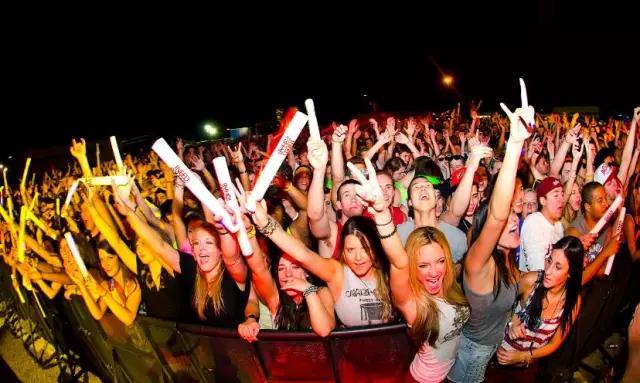 美国居然有这种骑自行车、喝酒、派对狂欢的大学周末! - 美骑网|Biketo.com