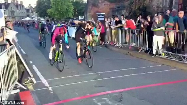 车手冲线提早撒把庆祝被逆转丢冠 车手冲线提早撒把庆祝被逆转丢冠