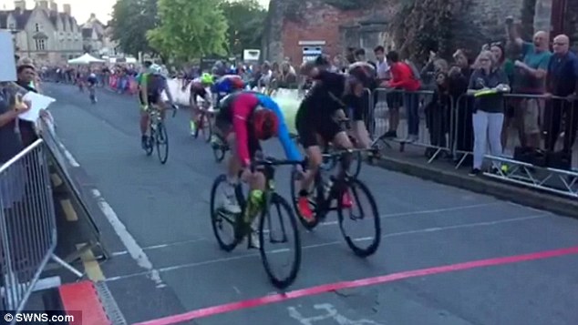 车手冲线提早撒把庆祝被逆转丢冠 车手冲线提早撒把庆祝被逆转丢冠