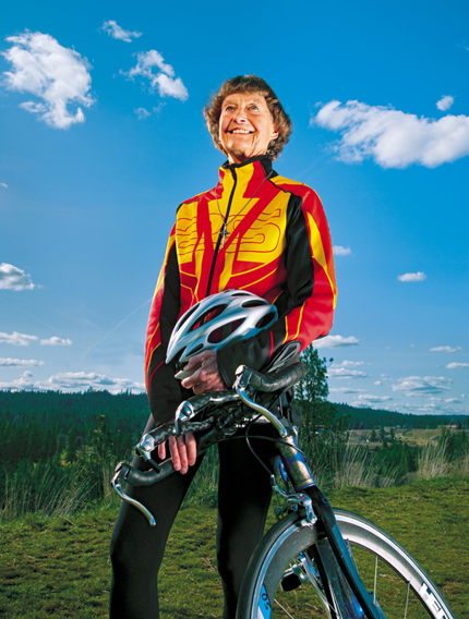 这位不得了的老奶奶名叫Madonna Buder,23岁成为修女,48岁开始跑步,52岁初涉铁三 这位不得了的老奶奶名叫Madonna Buder,23岁成为修女,48岁开始跑步,52岁初涉铁三