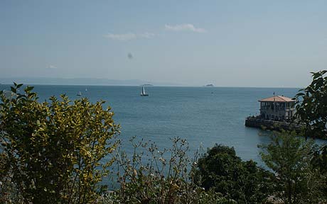 Bicylcle Diaries: Look?ng out at the Sea of Marmara from the As?an s?de of Istanbul