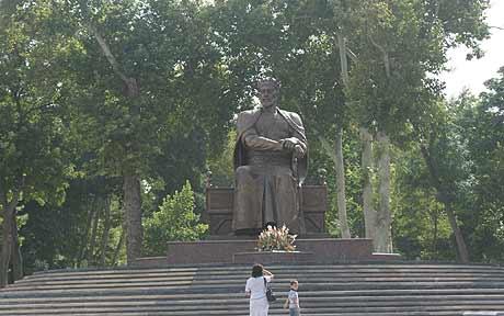 A statue to Tamerlane the Great in Samarkand - the bicycle diaries