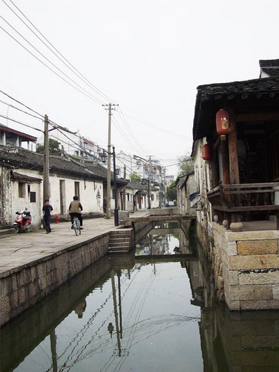 鲁迅故里街区的咸欢河沿