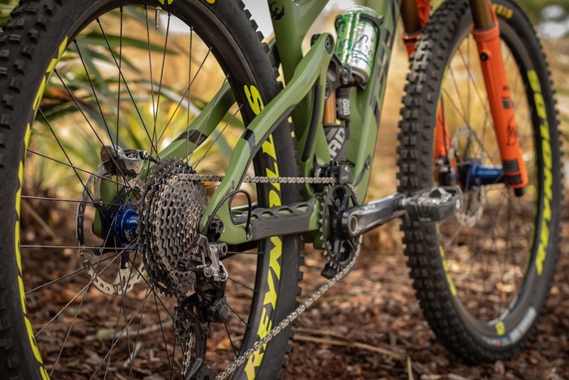Pivot Switchblade 29