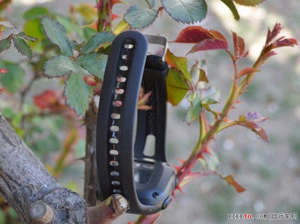 初级跑友之选!佳明Forerunner10炫酷黑实拍图