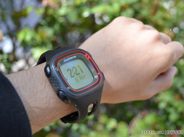 初级跑友之选!佳明Forerunner10炫酷黑实拍图