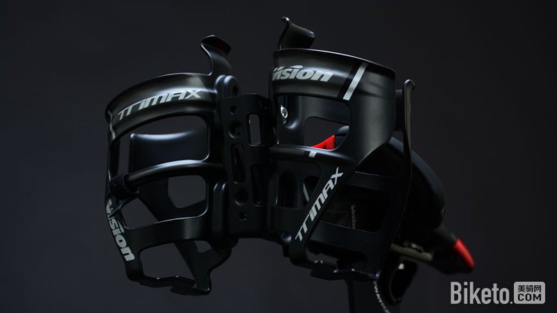 在座垫后方的Vision Trimax水壶架,保障了长距离铁三骑行时补给难的后顾之忧 在座垫后方的Vision Trimax水壶架,保障了长距离铁三骑行时补给难的后顾之忧