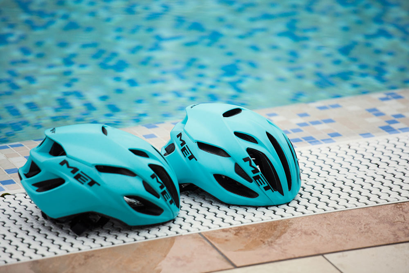 巾帼英雄:MET Rivale DRPOS女子车队版头盔