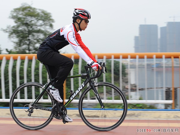 8.7kg轻量铝合金车架 GIANT TCR 6700公路车评测