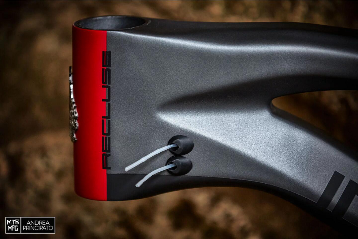 �����󾫣� Intense Recluse ̼�˳���