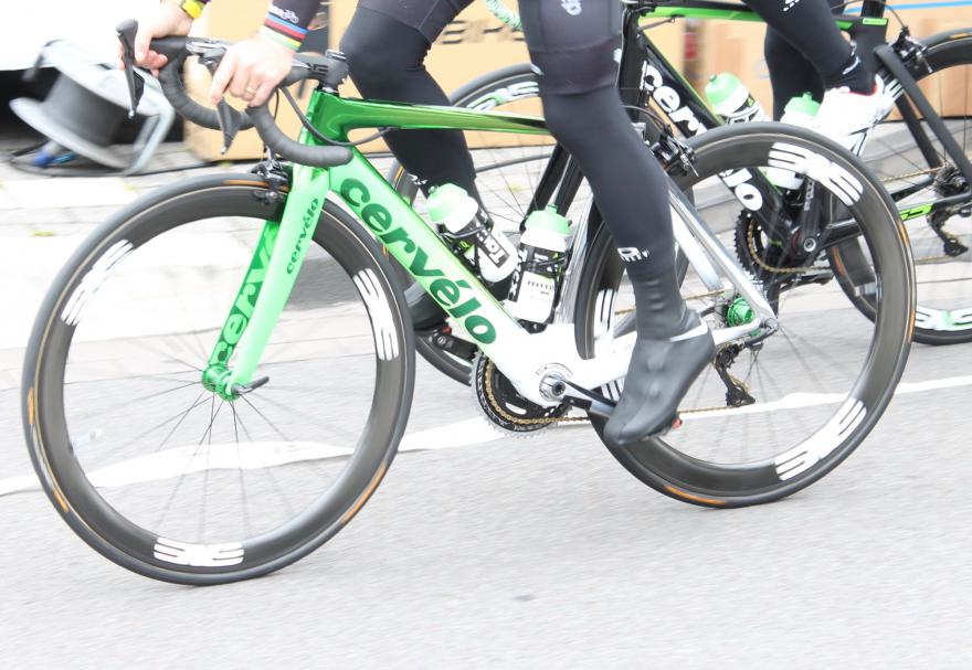 tour-de-france-2017-mark-cavendish-blacked-out-cranks-1.jpg