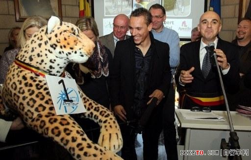 Aywaille's mayor Philippe Dodrimont presented Philippe Gilbe