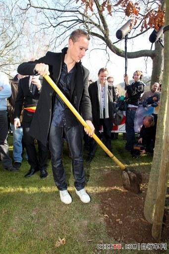 Philippe Gilbert plants a tree in his hometown Aiwalle.jpg
