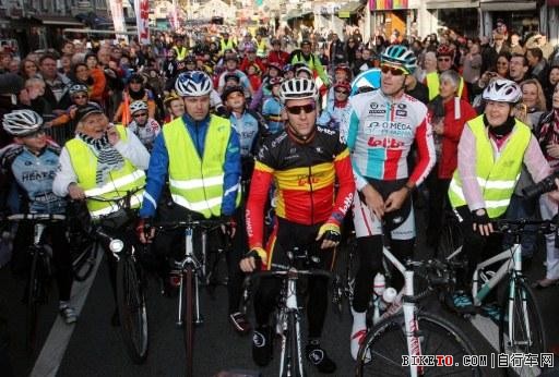 Philippe Gilbert and Jelle Vanendert (Omega Pharma-Lotto) lead a ride.jpg