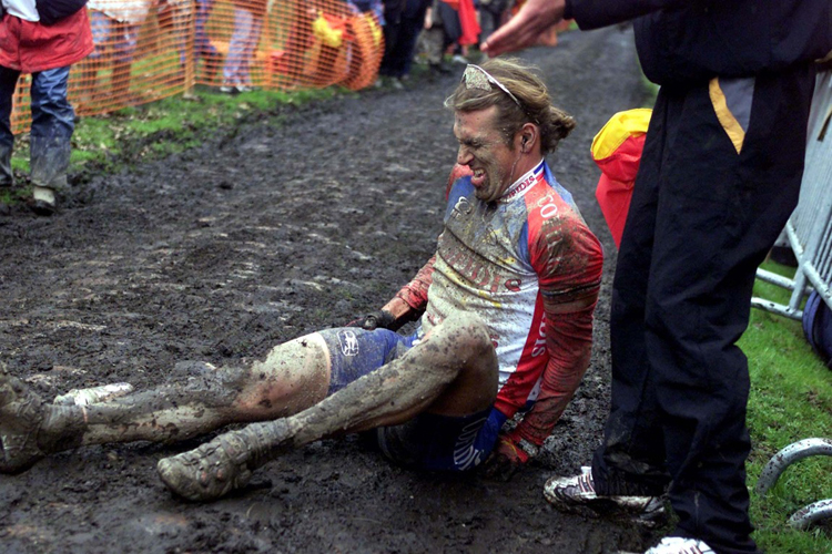 2001�귨������ Philippe Gaumonԭ�����ڴ���ǰ�棬ȴ��������ˤ������ʹ�ȹǹ��������˳�.jpg