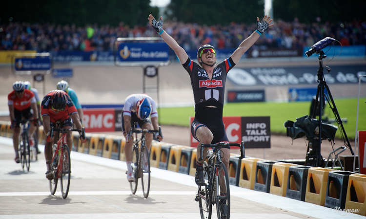 ���ڰ���-³���ⳡ�������ԣ�������˶೵�ֳ�̵ĳ��沢�����������һ����John DegenkolbЦ�������2015�꣩.jpg