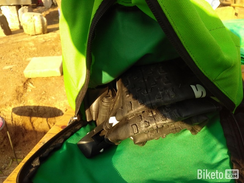 山地车训练,体能训练避免爆胎影响训练而选择带内外胎和自补液上山.jpg 山地车训练,体能训练避免爆胎影响训练而选择带内外胎和自补液上山.jpg