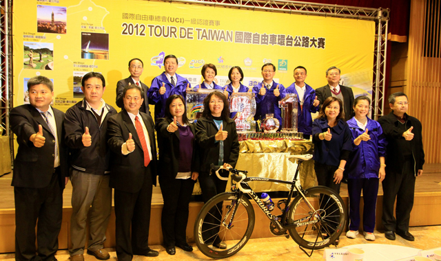 2012?台?_?前?者?,所有????一起合影?念今年成功升等?事 2012?台?_?前?者?,所有????一起合影?念今年成功升等?事