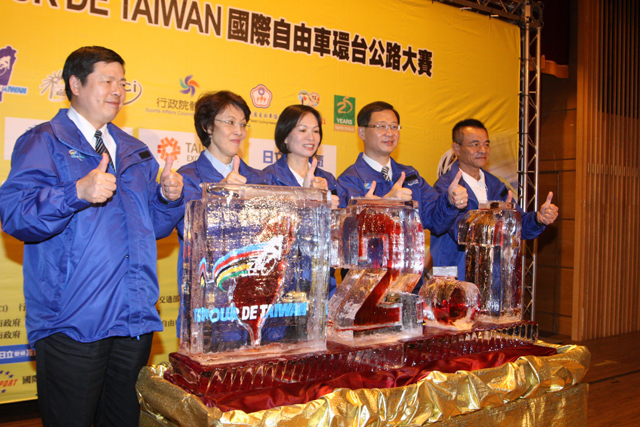 2012?台?今年正式升等UCI 2.1??尖?事,由外????明水副秘??(左起). 自由????昭?理事?. ?委?戴遐?主委. 桃????志?以及大??行?李?志,共同??台?注入新的活力 2012?台?今年正式升等UCI 2.1??尖?事,由外????明水副秘??(左起). 自由????昭?理事?. ?委?戴遐?主委. 桃????志?以及大??行?李?志,共同??台?注入新的活力