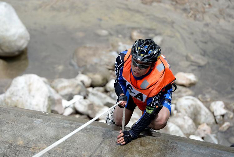 �º�ɽ�����г�����ԽҰ��ս��