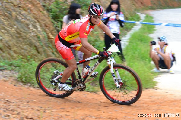 BIKETO自行车网讯 6月25日,2011全国业余山地自行车公开赛在广州番禺大夫山隆重举行,此次比赛的赛道很具挑战性,选手们凭借高超的技巧,在比赛中留下许多精彩瞬间。图:阿志 叶华 比赛开始,选手冲出起跑线