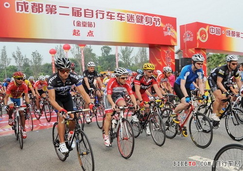 车迷健身节(金堂站)比赛的情景 人民网记者 王霞光摄